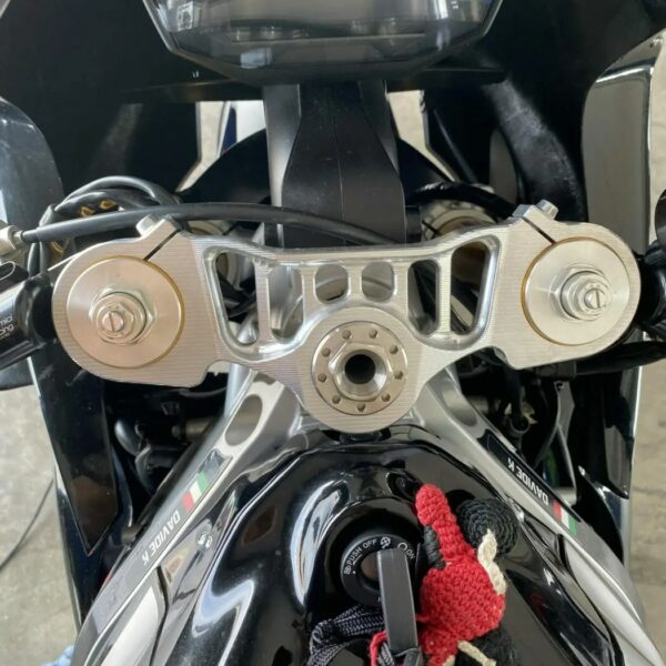piastra di sterzo top clamp flyhammer aprilia rs660 rotated 1