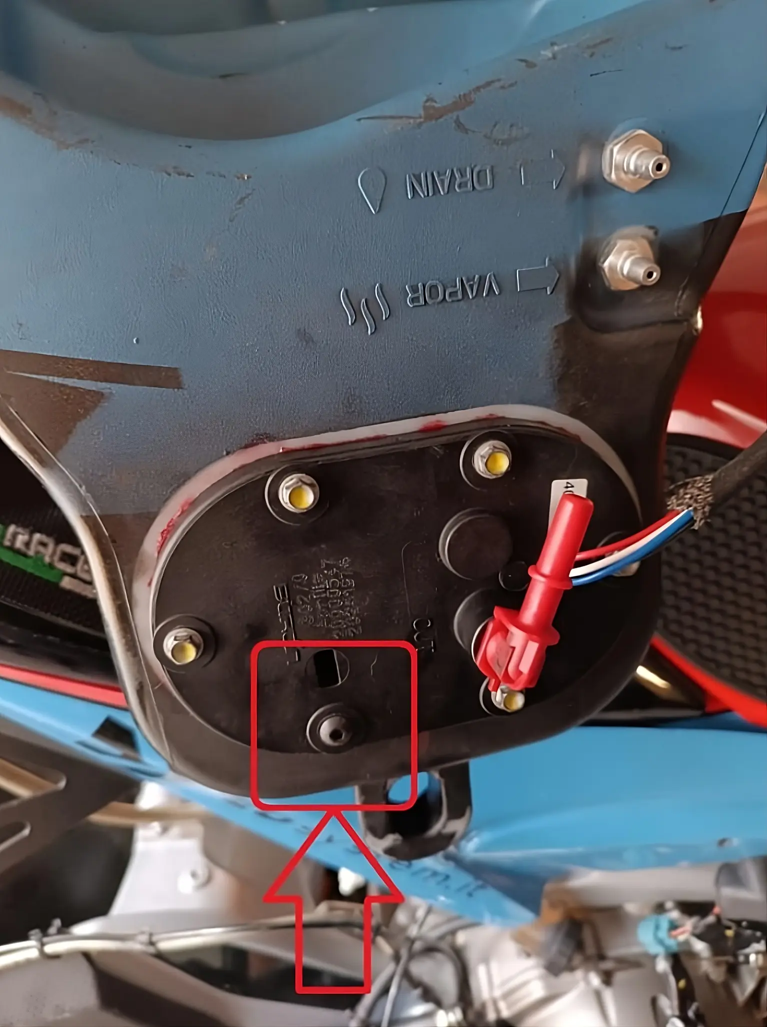 IMU-damper RS660 Tuono 660 5 FIG 4: Rear tank support modification