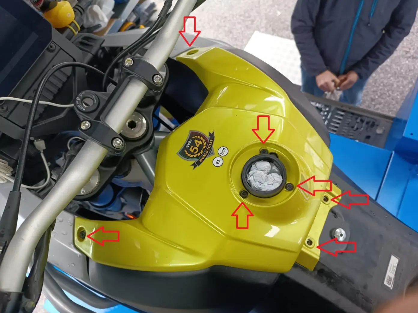 Installation Manual Tuareg 660 Stage 2 Airbox Kit 1 Step A: Remove tank cover screws