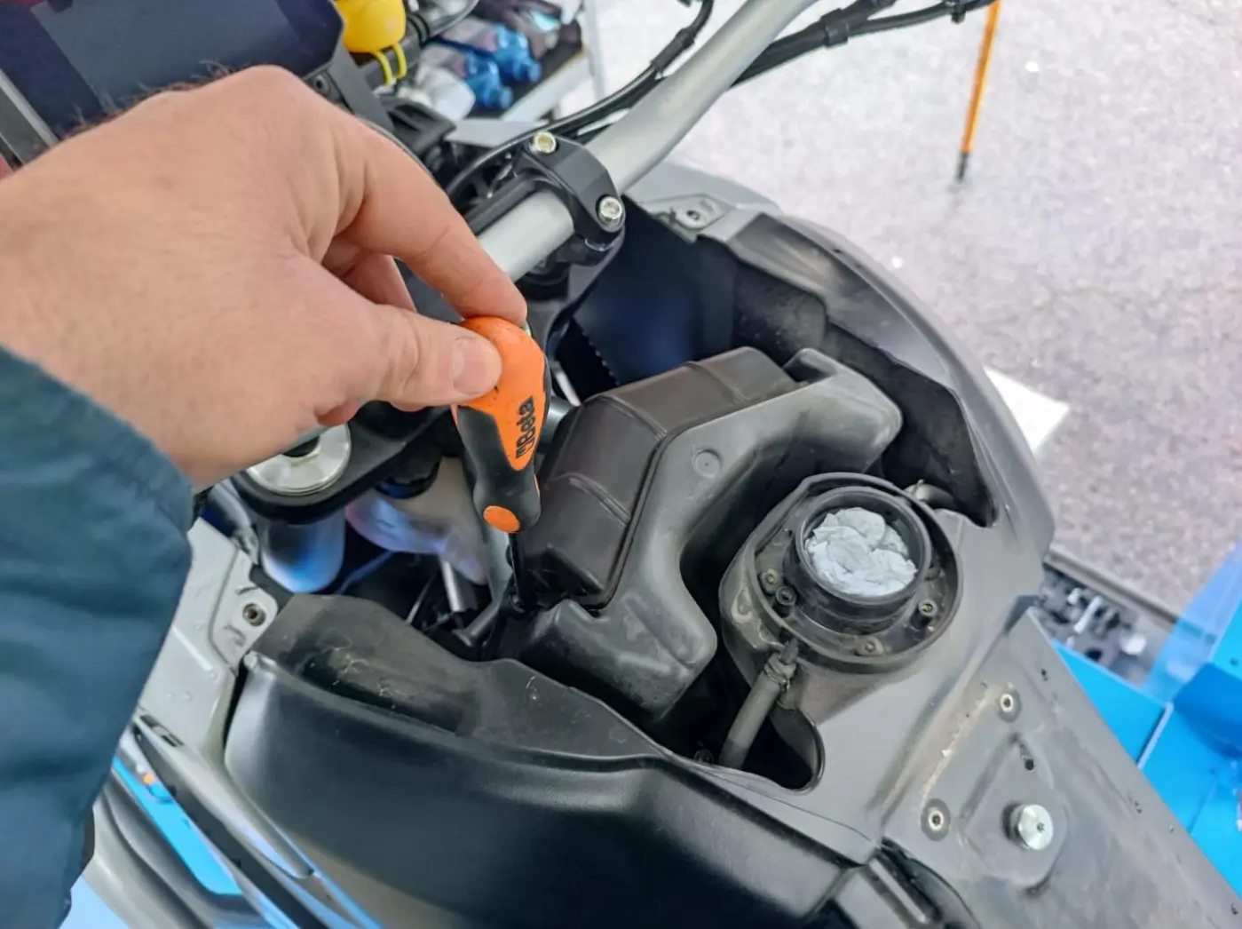 Installation Manual Tuareg 660 Stage 2 Airbox Kit 2 Step B: Remove OEM air intake